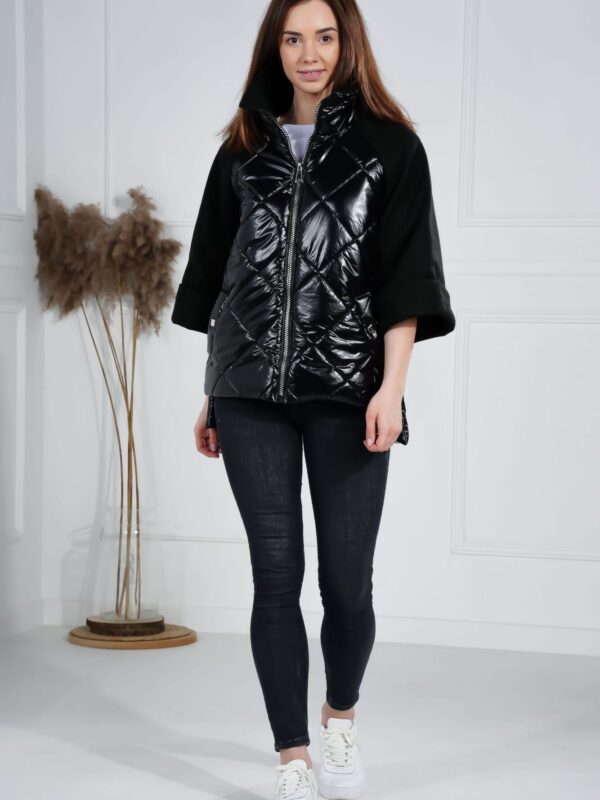 Czarna pikowana kurtka z flauszowymi rękawami