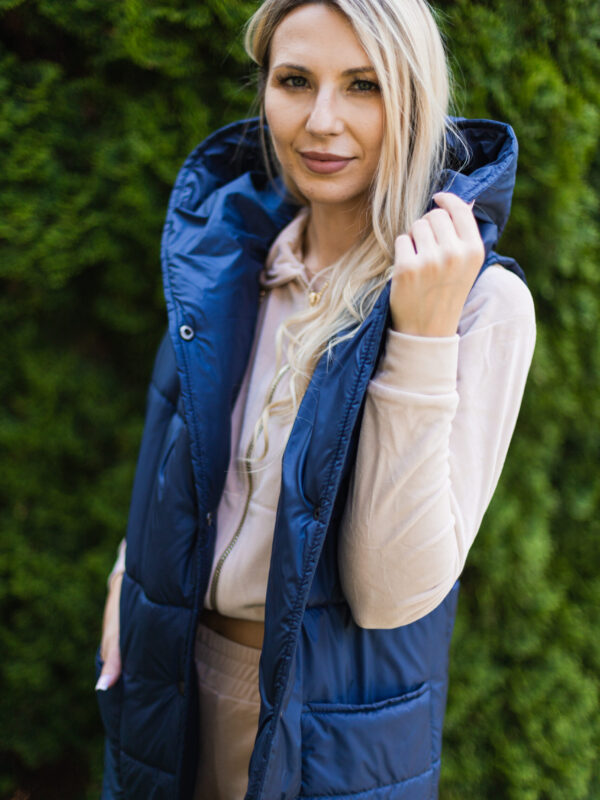 Długa pikowana kamizelka damska granatowa z kapturem -PUFF