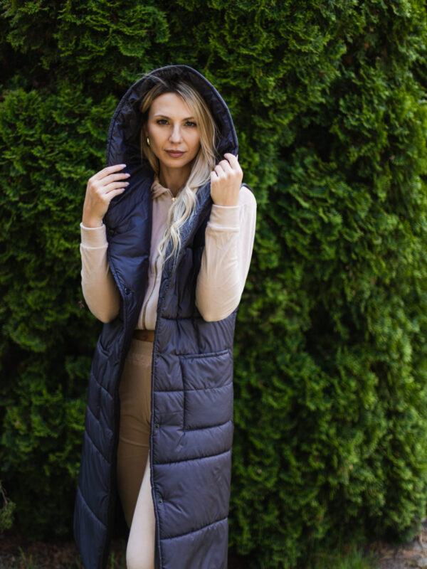 Długa pikowana kamizelka damska grafitowa z kapturem -PUFF