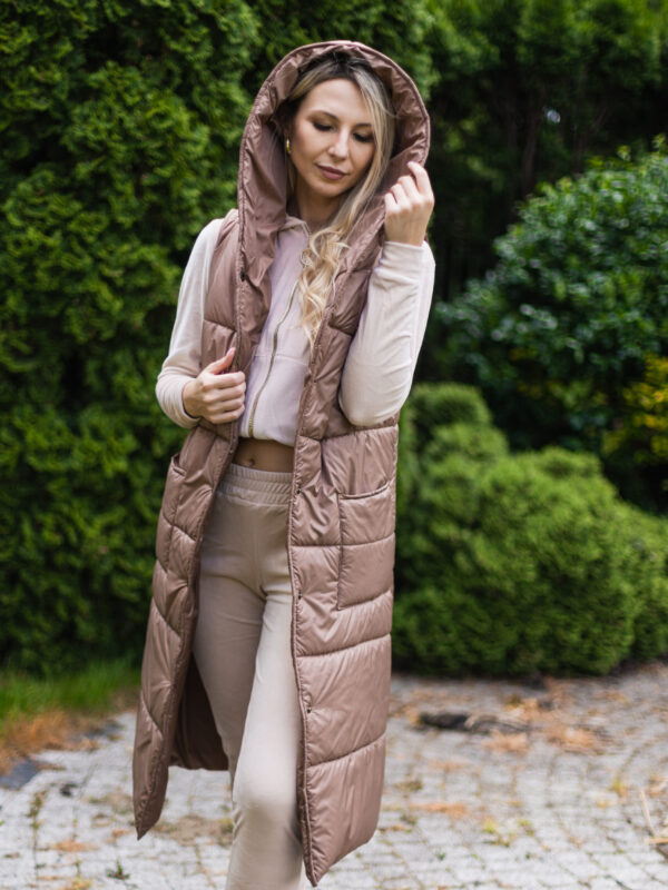 Długa pikowana kamizelka damska ciemny beż z kapturem -PUFF