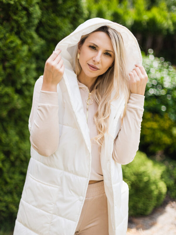 Długa pikowana kamizelka damska ecru z kapturem -PUFF