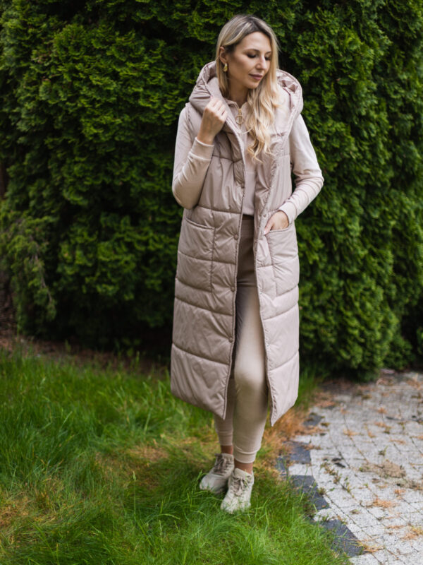 Długa pikowana kamizelka damska jasny beż z kapturem -PUFF