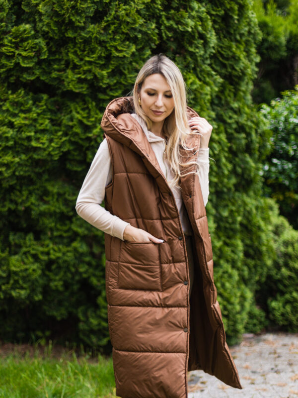 Długa pikowana kamizelka damska karmelowy brąz z kapturem -PUFF
