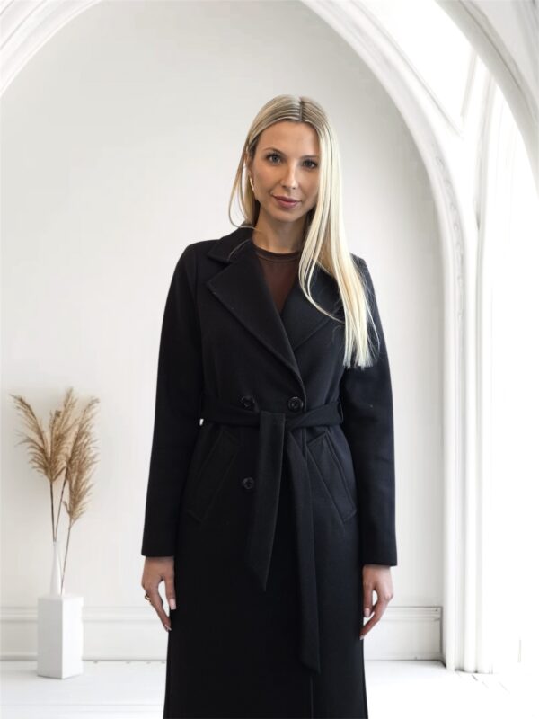Elegancki czarny płaszcz damski z paskiem
