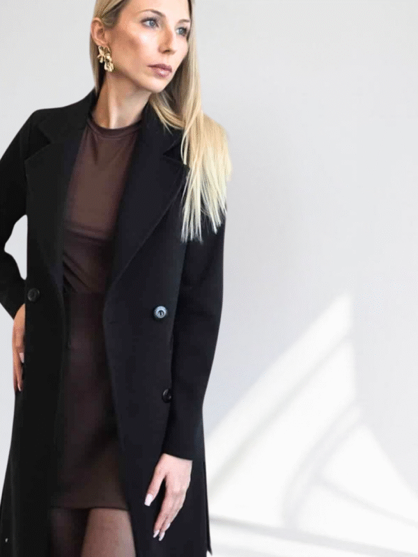 Elegancki czarny płaszcz damski z paskiem