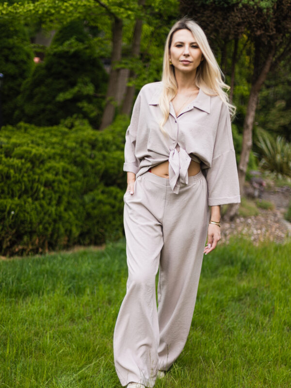 Komplet damski 2-częściowy Soft Flow, jasny beż – bluzka wiązana i szerokie spodnie