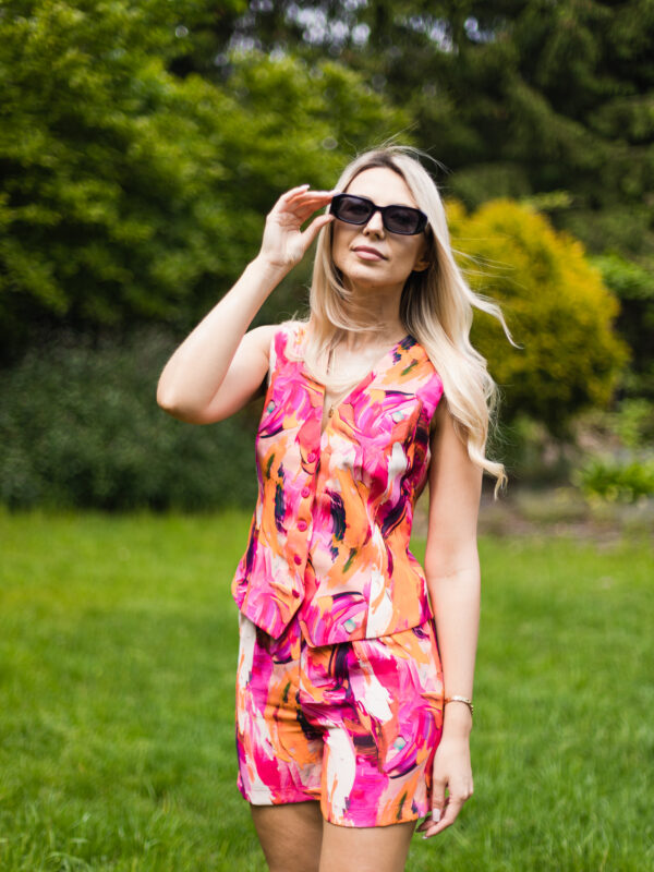 Komplet damski z kamizelką i szortami Sunset Glow – przód