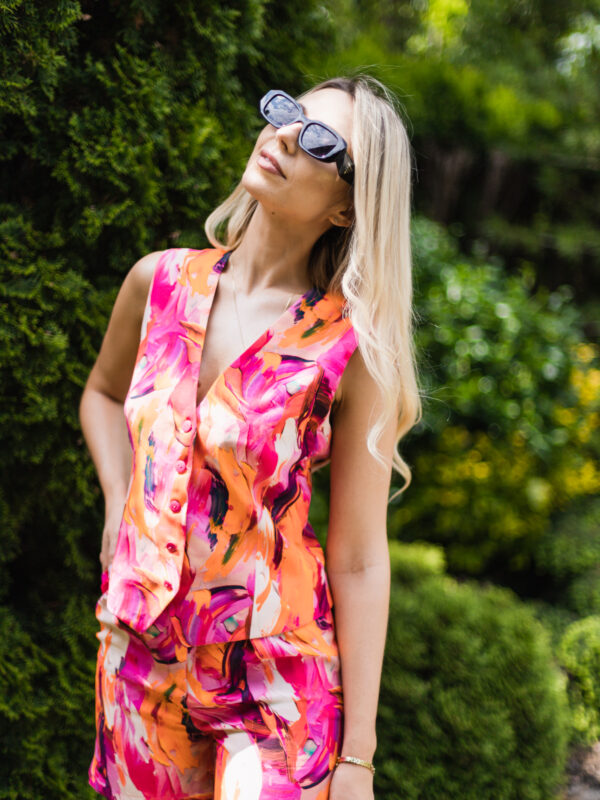 Komplet damski z kamizelką i szortami Sunset Glow – przód